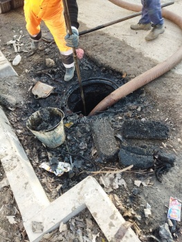 Новости » Общество: Спустя полгода в Керчи почистили канализационный колодец около детсада № 28