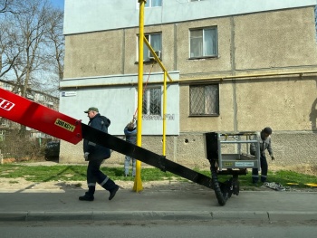 Новости » Общество: В Керчи красят газовые трубы над дорогой