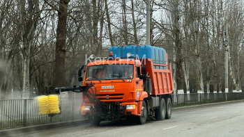 Новости » Общество: На Генерала Петрова мыли ограждения