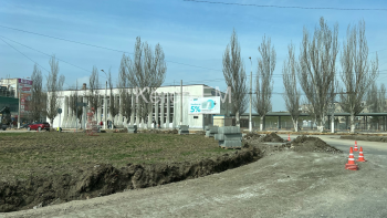 Новости » Общество: На кольце у автовокзала Керчи оградили часть дороги