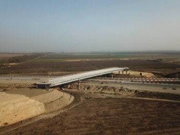Новости » Общество: Новая дорога к Крымскому мосту готова на 50%