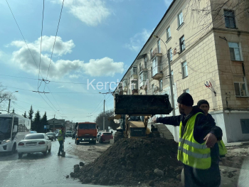 Новости » Общество: В грязевое болото превратили дорогу на улице Свердлова