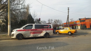 Новости » Криминал и ЧП: В Керчи машина перевозки лежачих больных попала в ДТП