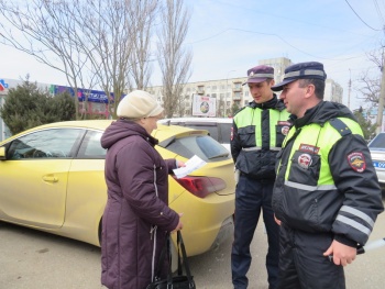 Новости » Общество: В Керчи штрафовали пешеходов за нарушение правил дорожного движения