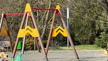 Новости » Общество: На детские площадки в скверах и парках Керчи до сих пор не вернули качели
