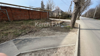 Новости » Общество: И куда ведет данный тротуар? Жители пожаловались на новые дорожки на Комарова