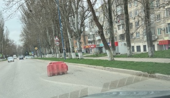 Новости » Общество: В Керчи «не приживается» люк на Орджоникидзе в районе «Парковой»
