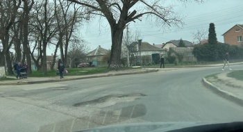 Новости » Общество: Большая выбоина на дороге ждет водителей на перекрёстке Орджоникидзе-Энергетиков