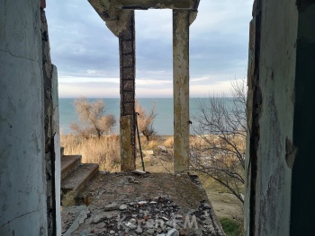 Новости » Общество: Полтора гектара на песчаном берегу Азовского моря в Керчи превратили в руины
