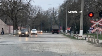 Новости » Общество: Водители в Керчи массово едут прямо под поезд на ж/д переезде