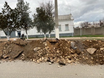 Новости » Общество: На Чкалова продолжается ремонт дороги -  движение реверсивное