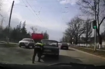 Новости » Общество: Сотрудники ГАИ  в Керчи помогли водителю оттолкать заглохший автомобиль с перекрёстка