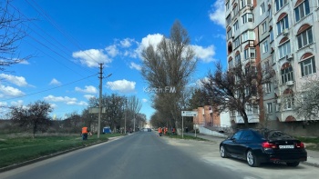 Новости » Общество: Дорогу на Кирова вышли убирать коммунальщики Керчи