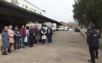 Новости » Общество: Работников хлебокомбината Керчи агитировали переквалифицироваться в полицейских