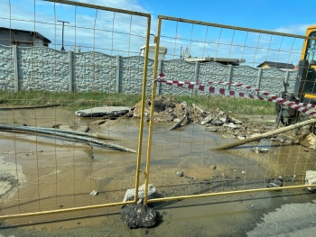 Из-за водовода на Аршинцевской косе повскрывали новый асфальт