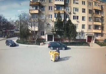 Ветер гоняет мусорные контейнеры по двору на Ворошилова