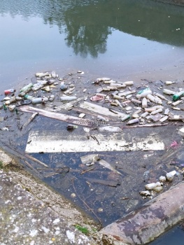 В керченской речке Мелек-Чесме скапливается мусор