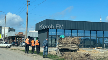 Коммунальщики и осужденные убирают дороги Керчи