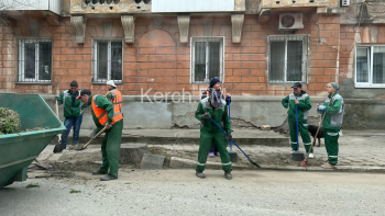 Обочины  и тротуары керченских дорог пытаются очистить от грязи