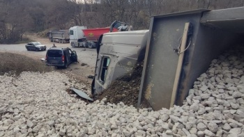 В Крыму после столкновения с легковушкой перевернулся грузовик
