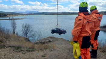В Крыму МЧС помогло достать из водохранилища автомобиль