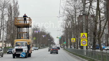 Над дорогой на Генерала Петрова в Керчи вешают флажки