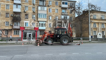 Водители Керчи жалуются на парковку коммунальной техники на Генерала Петрова