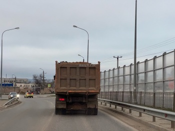 Перегруженные грузовики с открытым сыпучим грузом продолжают мешать водителям в Керчи