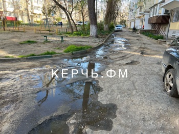 Новости » Коммуналка: В Керченском дворе канализация с утра залила дорогу