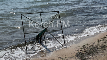 Новости » Общество: На Молодежном пляже зонтики унесло в море
