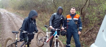 Новости » Общество: Помощь спасателей понадобилась 2 велосипедистам, застрявшим в размытом грунте в Крыму