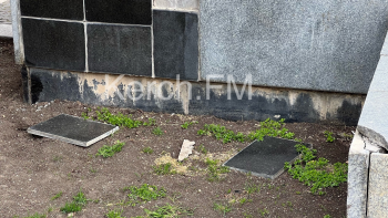 Новости » Общество: Одно и тоже! С памятника Ленину продолжает отваливаться плитка