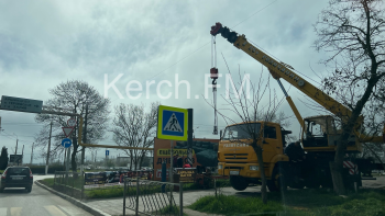 Новости » Общество: На ул. Ворошилова демонтировали билборд