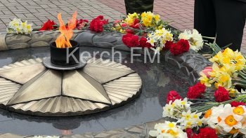 Новости » Общество: Керчане возложили цветы у памятников и братских могил