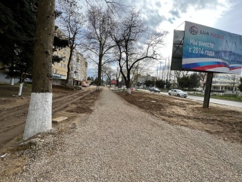 Новости » Общество: Перекопанные пешеходные дорожки на «Институте» подсыпали щебнем