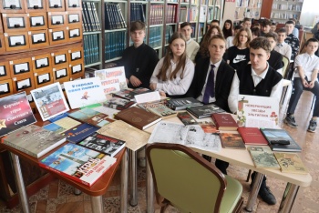 Новости » Общество: День освобождения Керчи отметили в библиотеках города
