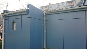 Новости » Общество: Нет бумаги, не работает вытяжка, на крыше огород – керчане о туалете в Комсомольском парке