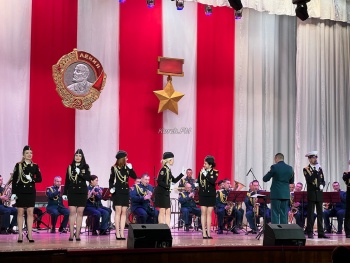 Новости » Культура: Праздничный концерт в День освобождения Керчи прошел в ДК «Корабел»