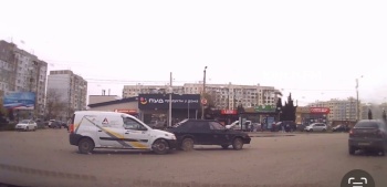 Новости » Криминал и ЧП: Момент вчерашней аварии на Таврической площади попал на видеорегистратор