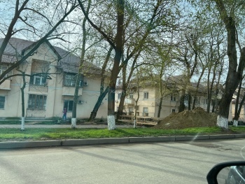 Новости » Общество: Замена водовода добралась до Парковой, а керчане вновь лишены тротуара