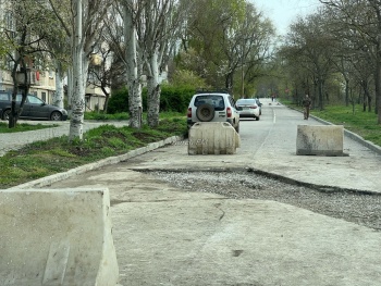 Новости » Общество: Что опять? На Черноморской вновь снят асфальт в месте, где его уже восстанавливали