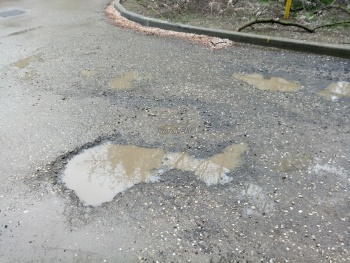 Керчане продолжают жаловаться на некачественный ремонт дорог во дворах
