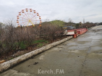 Новости » Общество: Набережная, которую мы заслужили: керчане наблюдают за разрухой