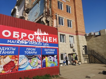 Упадет или нет: на Айвазовского в Керчи на арматуре висит кусок бетона