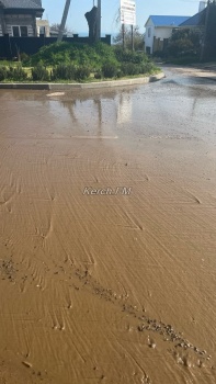 Перекресток улиц Колхозная-Шахматная вновь заливает река воды