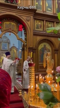 Новости » Общество: Керчане отстояли пасхальную службу в храме Санкт-Петербурга