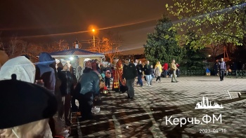 Новости » Общество: Ночью в керченские церкви пришли православные святить куличи и яйца