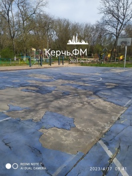 Новости » Общество: На детской площадке в Молодежном парке Керчи с момента ремонта все забросили