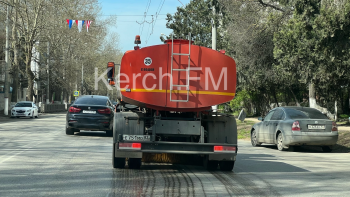 Новости » Общество: В Керчи моют дороги с помощью спецтехники