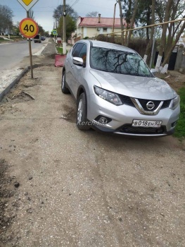 Новости » Общество: Керчане устали бороться с автохамами по улице Чкалова